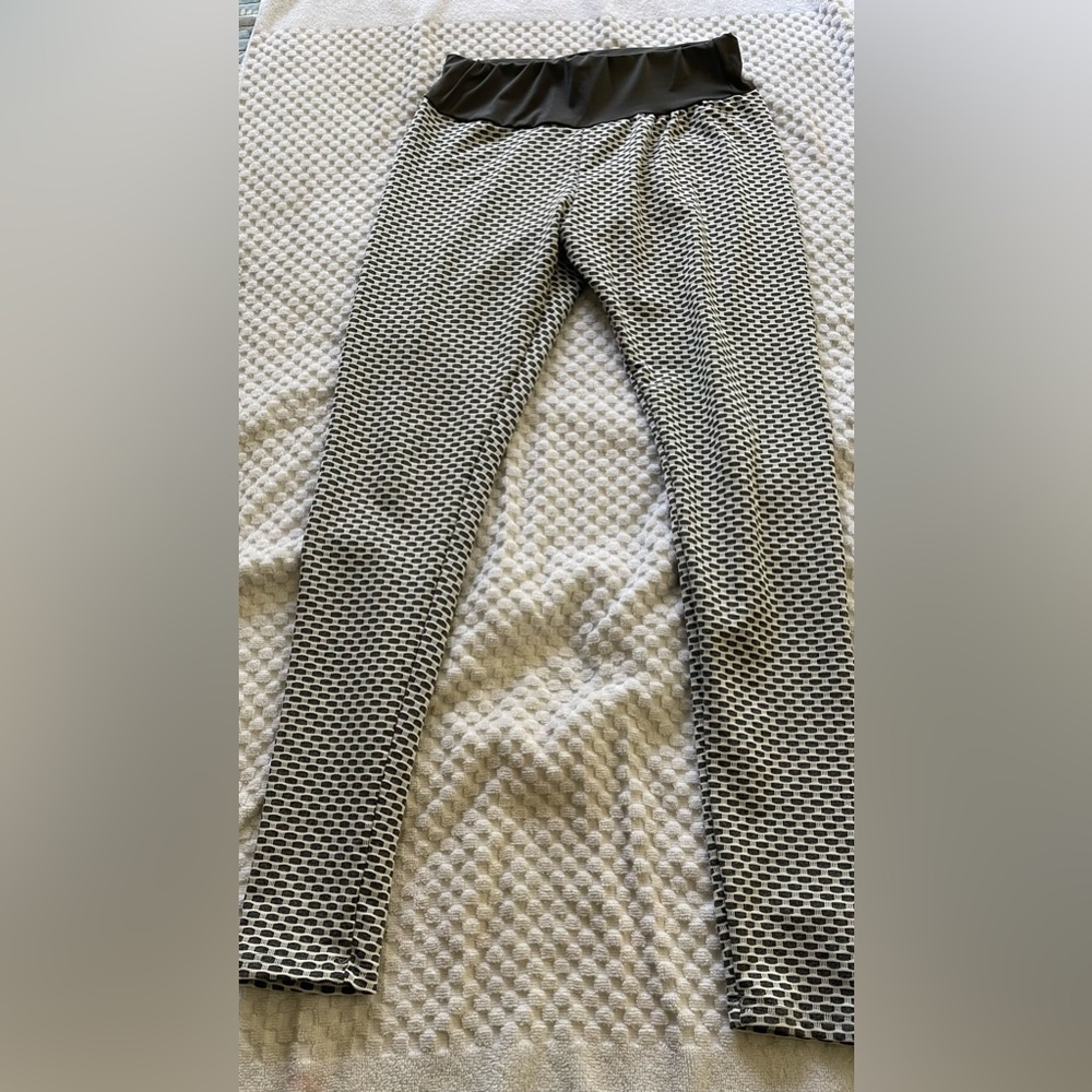 Gray butt lift  leggings. Only wore it twice